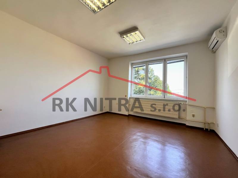 kancelária 2 okno.jpg