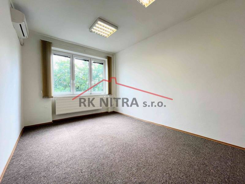 kancelária 1 okno.jpg